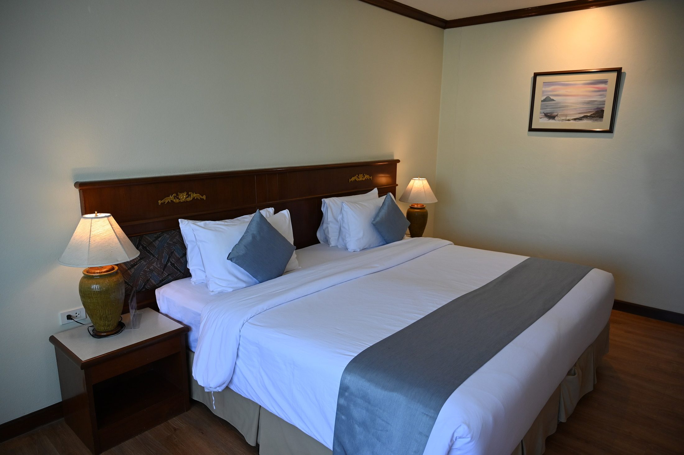 Chambre apaisée après un traitement contre les punaises de lit à Toulon