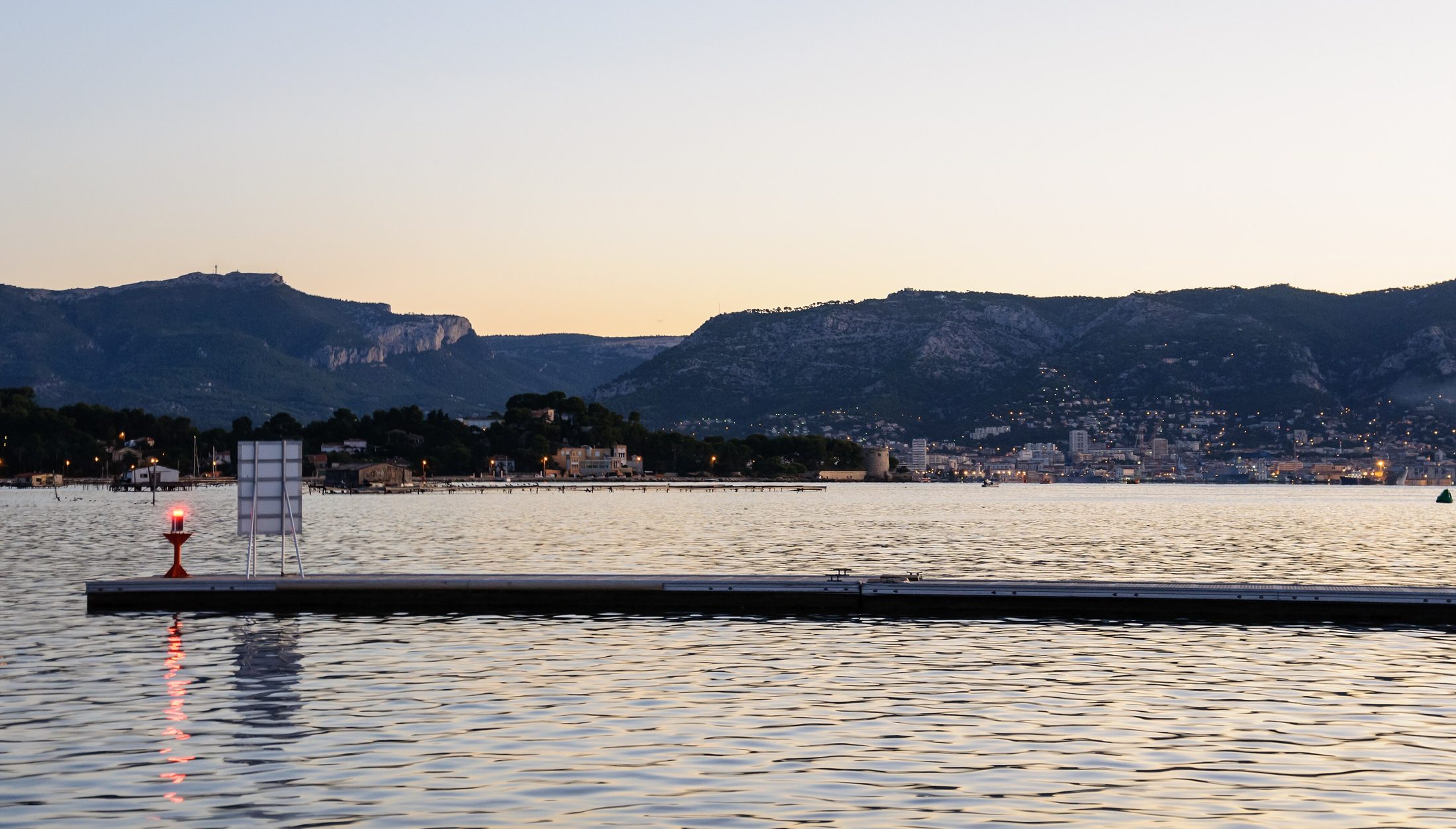 La rade de Toulon au crépuscule, au pied du Mont Faron